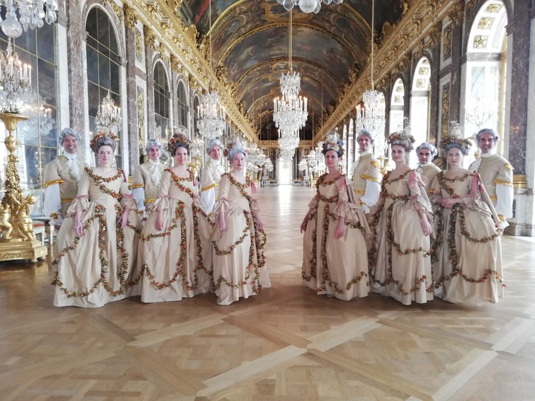 Les danseuses et danseurs de Carnet de Bals dans la galerie des Glaces à Versailles