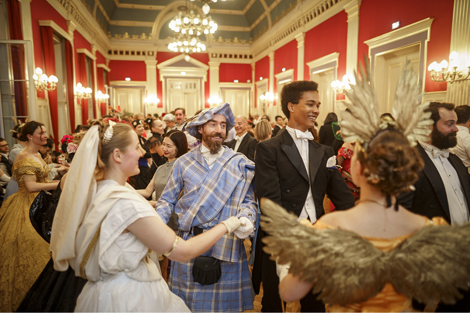 Danseuses et danseurs en costume réunis lors d'un grand bal Carnet de Bals