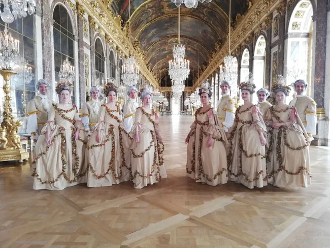 Danseurs en costumes de cour dans la galerie des Glaces à Versailles