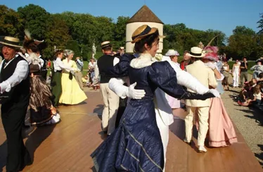 Septembre 2007 : Journée du patrimoine Bal public au château de Breteuil sur le thème de l'entente Franco-Russe 1894