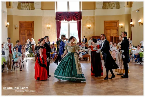 Des danseurs en costume évoluent ensemble dans le Quadrille des Lanciers