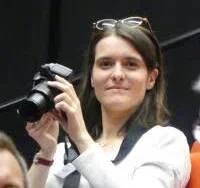 Portrait de Juliette Hayette tenant un appareil photo