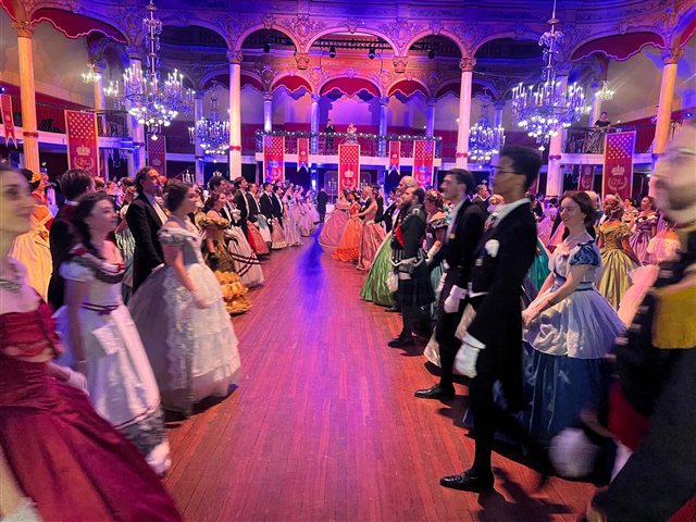 Danseurs en costumes dans la Salle Wagram pendant L’Été, deuxième figure du quadrille français, au Grand Bal du bicentenaire de l’Impératrice