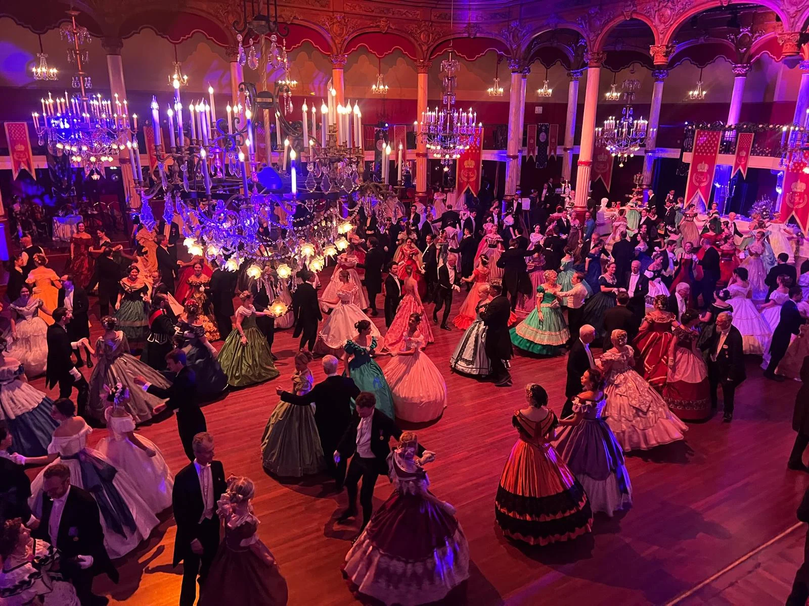 Vue d’ensemble des danseurs en crinolines et habits dans la Salle Wagram au Jubilé de 2026
