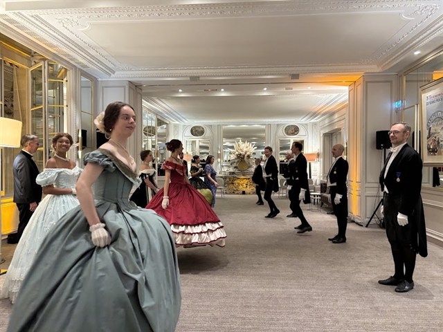 Danseurs de Carnet de Bals en costumes historiques dans les salons de l’Automobile Club de France
