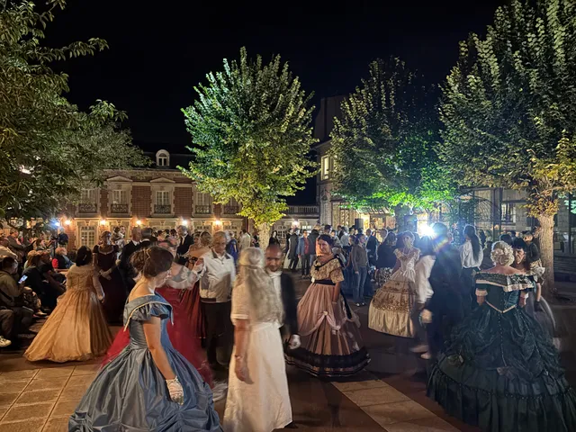 Danseurs en costumes du Second Empire dans la cour éclairée du Musée de la Dentelle de Chantilly