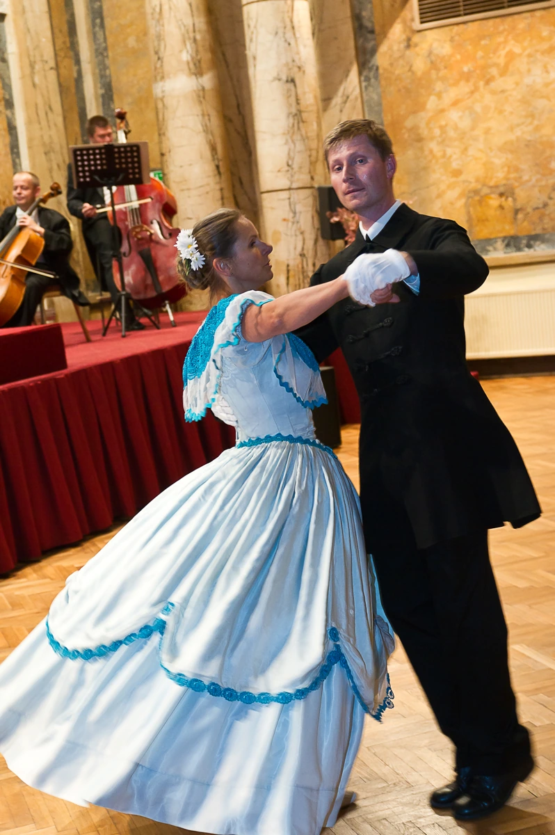 Jitka Bonusova et Jan Pumpr en costumes historiques dansant en couple