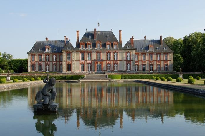 Le château de Breteuil et son reflet dans le bassin des jardins