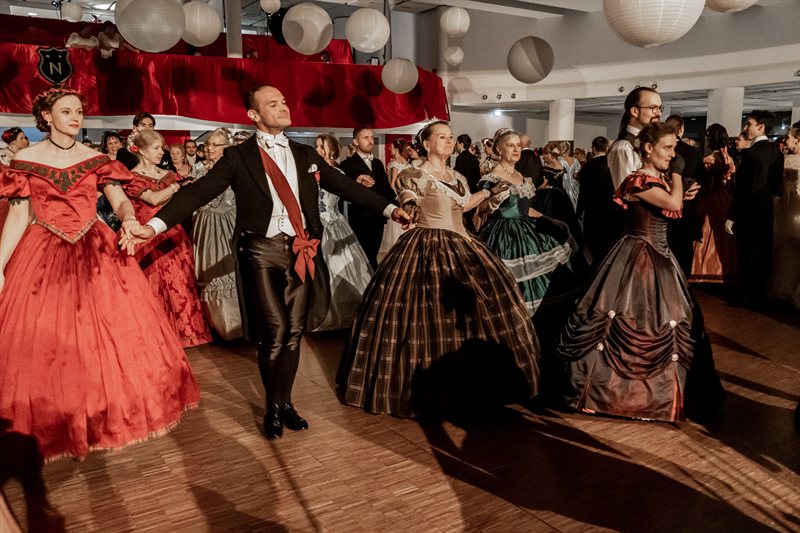 Danseuses et danseurs en costume au Grand Bal organisé par Crinolines & Cie en Bretagne, le 6 décembre 2025