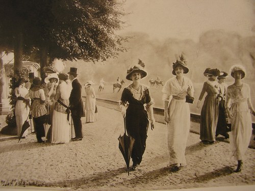 Elegantes en promenade a Longchamps Bois de Boulogne 1912