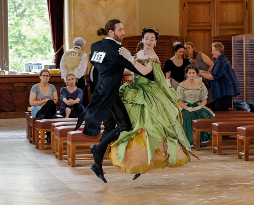 Couple en costume lors d'une compétition de danse historique